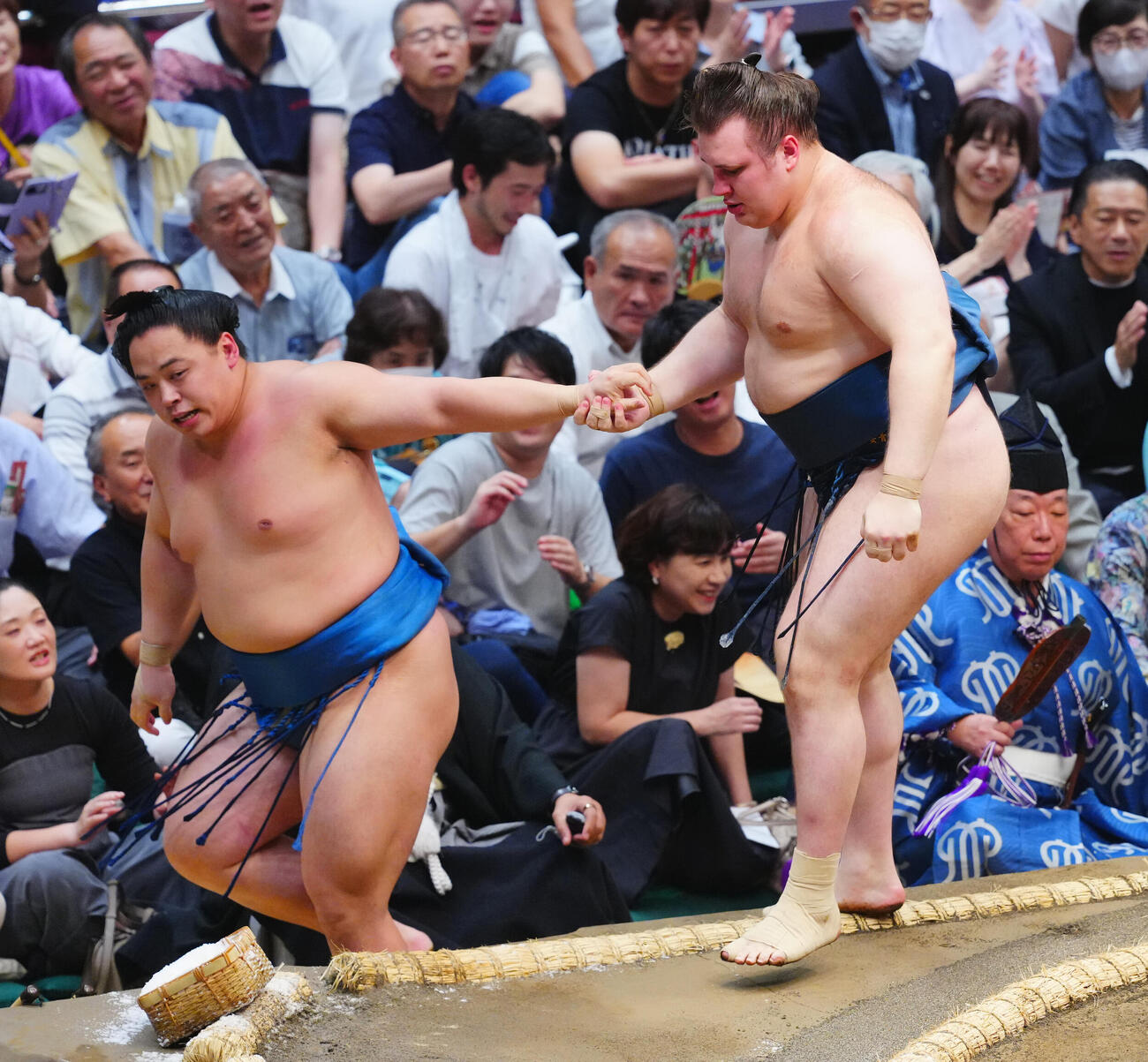 琴栄峰（左）を寄り切りで破る安青錦（撮影・垰建太）