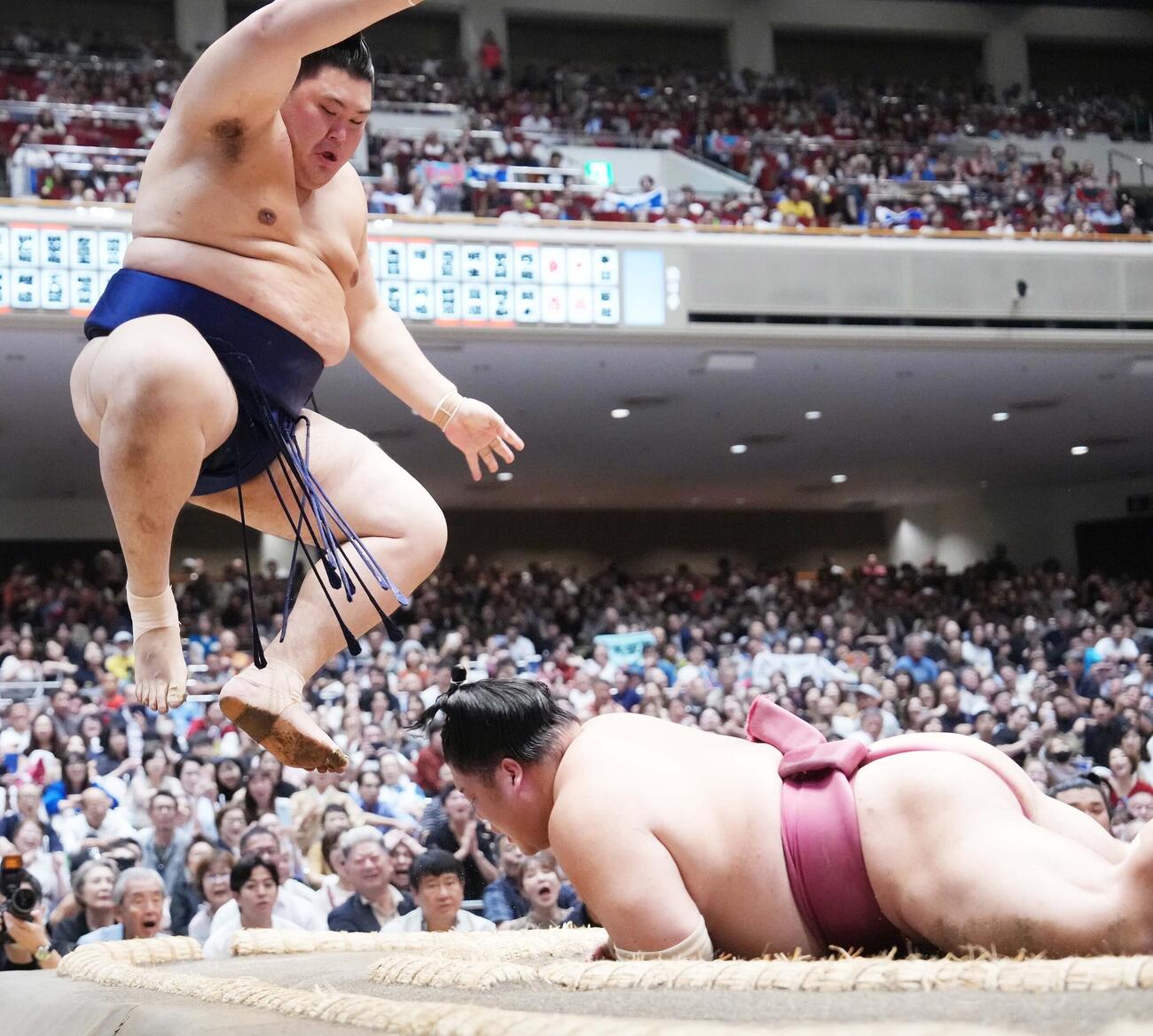 大の里（左）は大栄翔をはたき込みで下す（撮影・小沢裕）