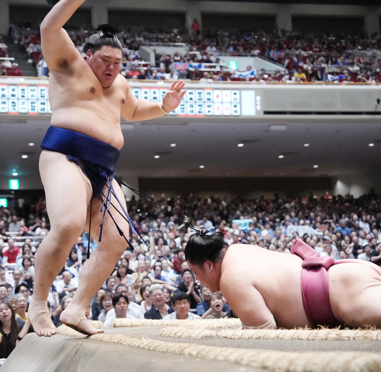 大の里（左）は大栄翔をはたき込みで下す（撮影・小沢裕）