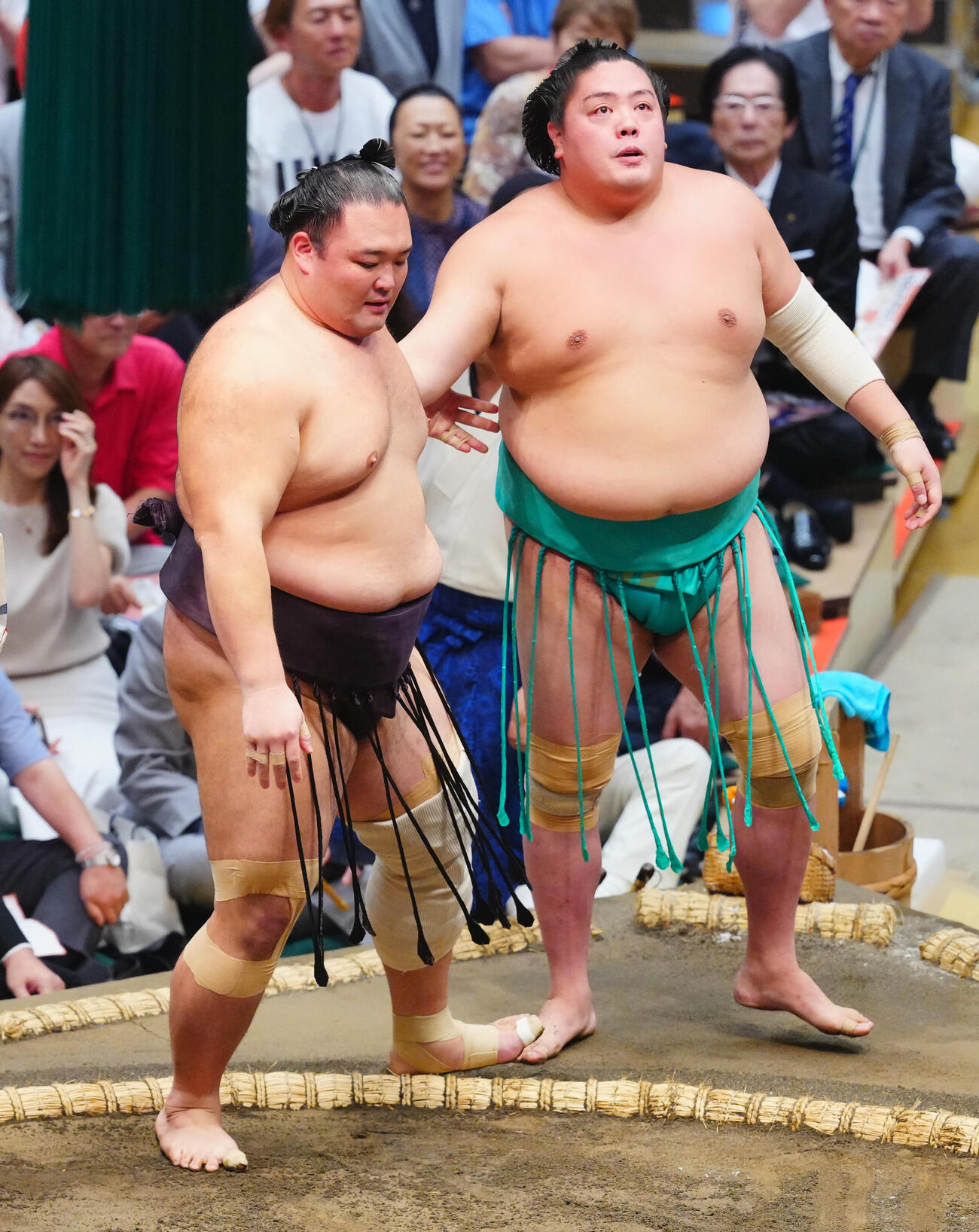 一山本（右）を寄り切りで破る朝乃山（撮影・垰建太）