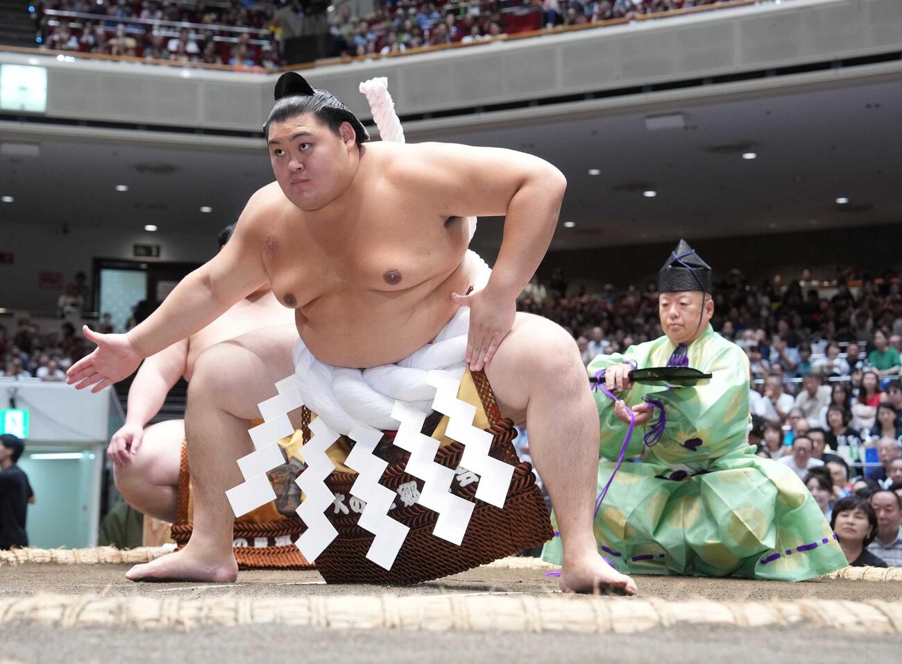横綱土俵入りに臨む大の里。後方右は立行司の木村庄之助（撮影・小沢裕）