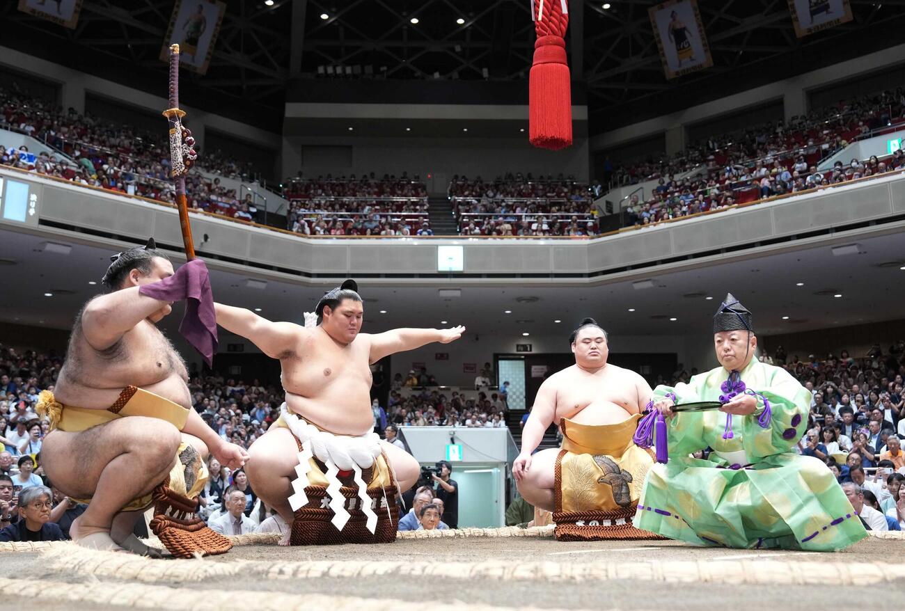 横綱土俵入りに臨む大の里。太刀持ちは高安、露払いは隆の勝、立行司は木村庄之助（撮影・小沢裕）