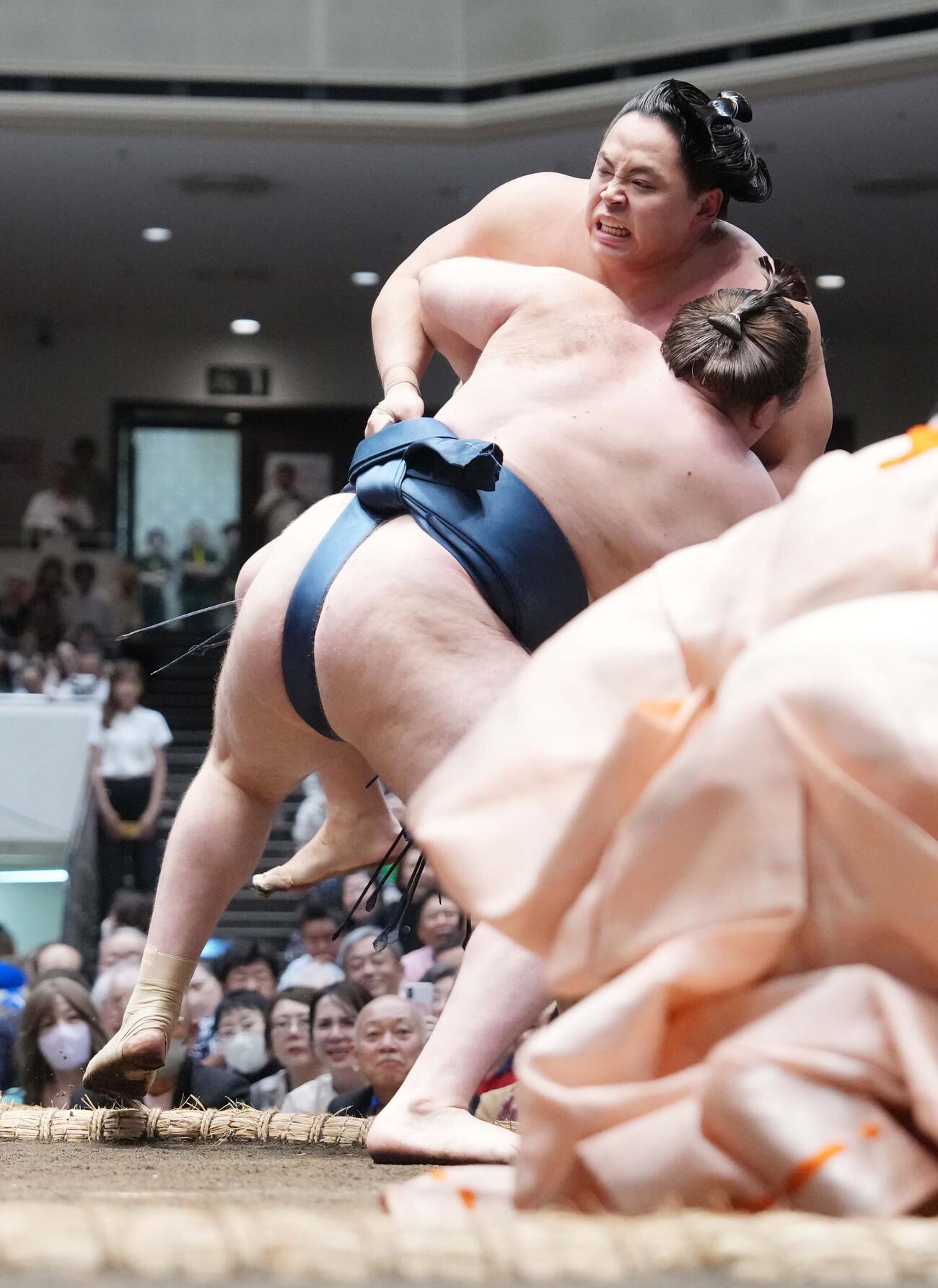 安青錦は琴栄峰（右）を寄り切りで下す（撮影・小沢裕）