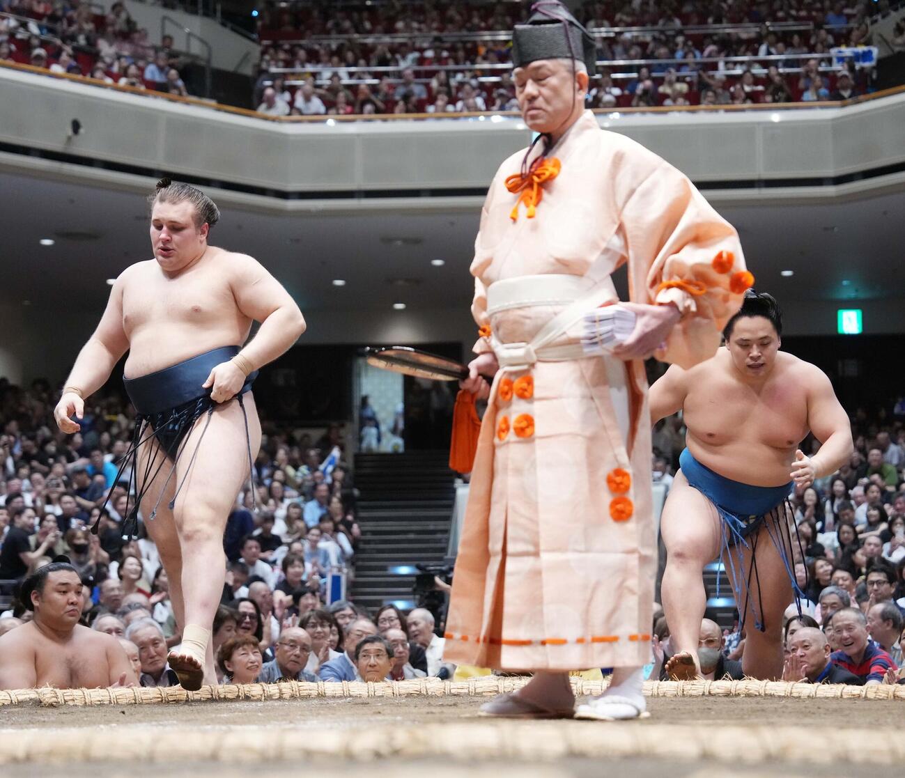 安青錦は琴栄峰（右）を寄り切りで下す（撮影・小沢裕）