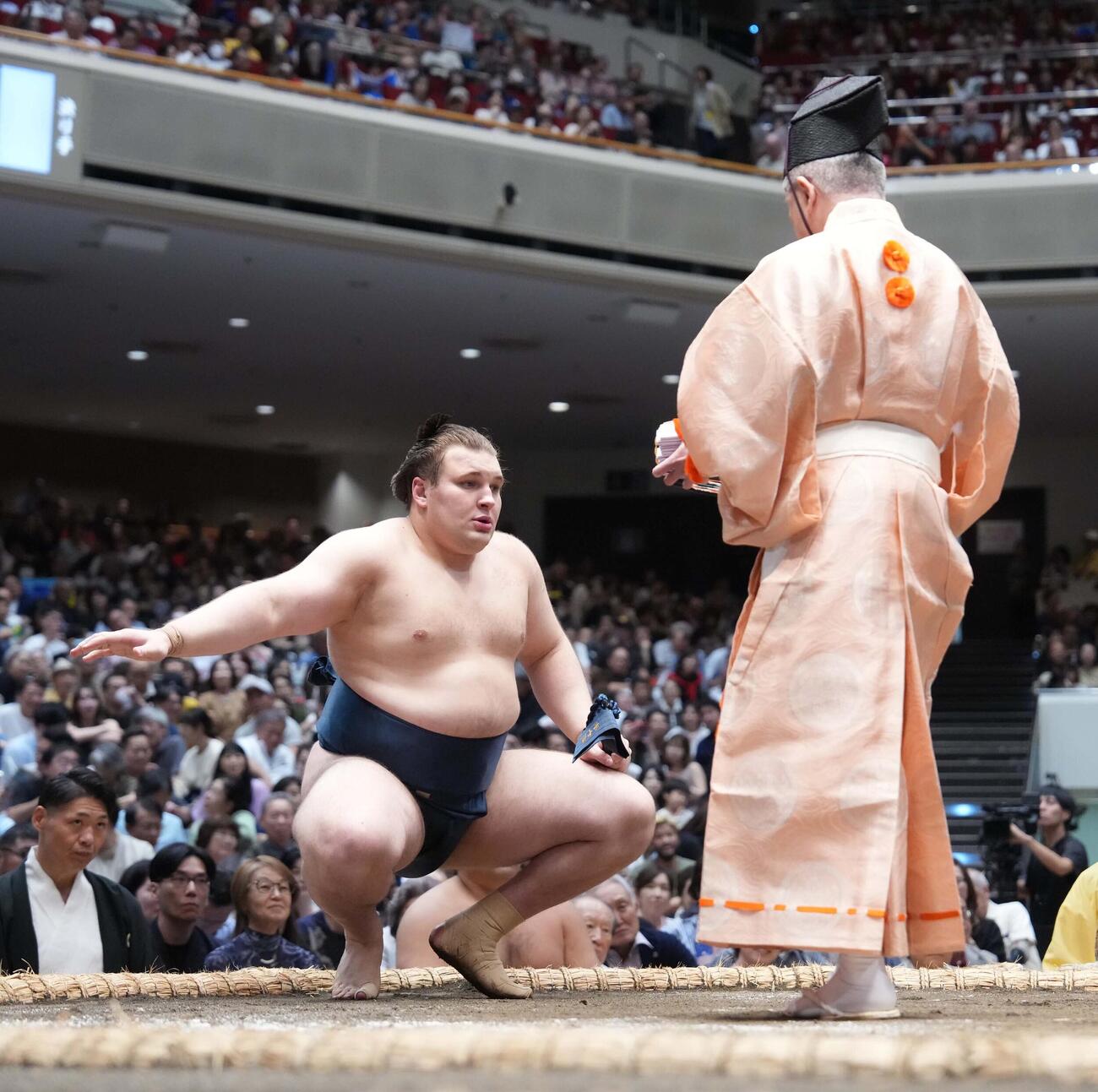 懸賞を受け取る安青錦（撮影・小沢裕）