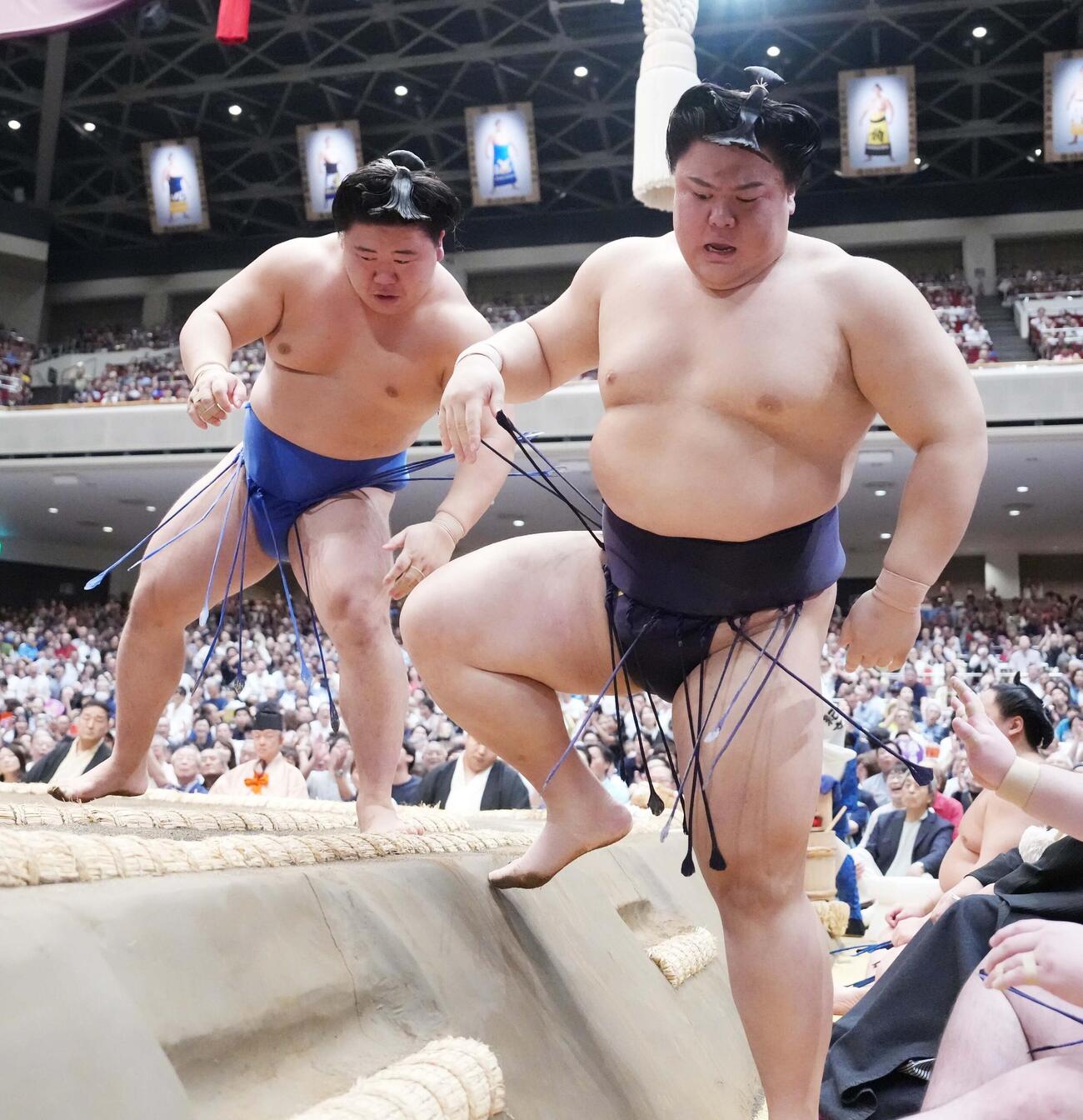 藤ノ川（左）は義ノ富士を寄り切りで下す（撮影・小沢裕）