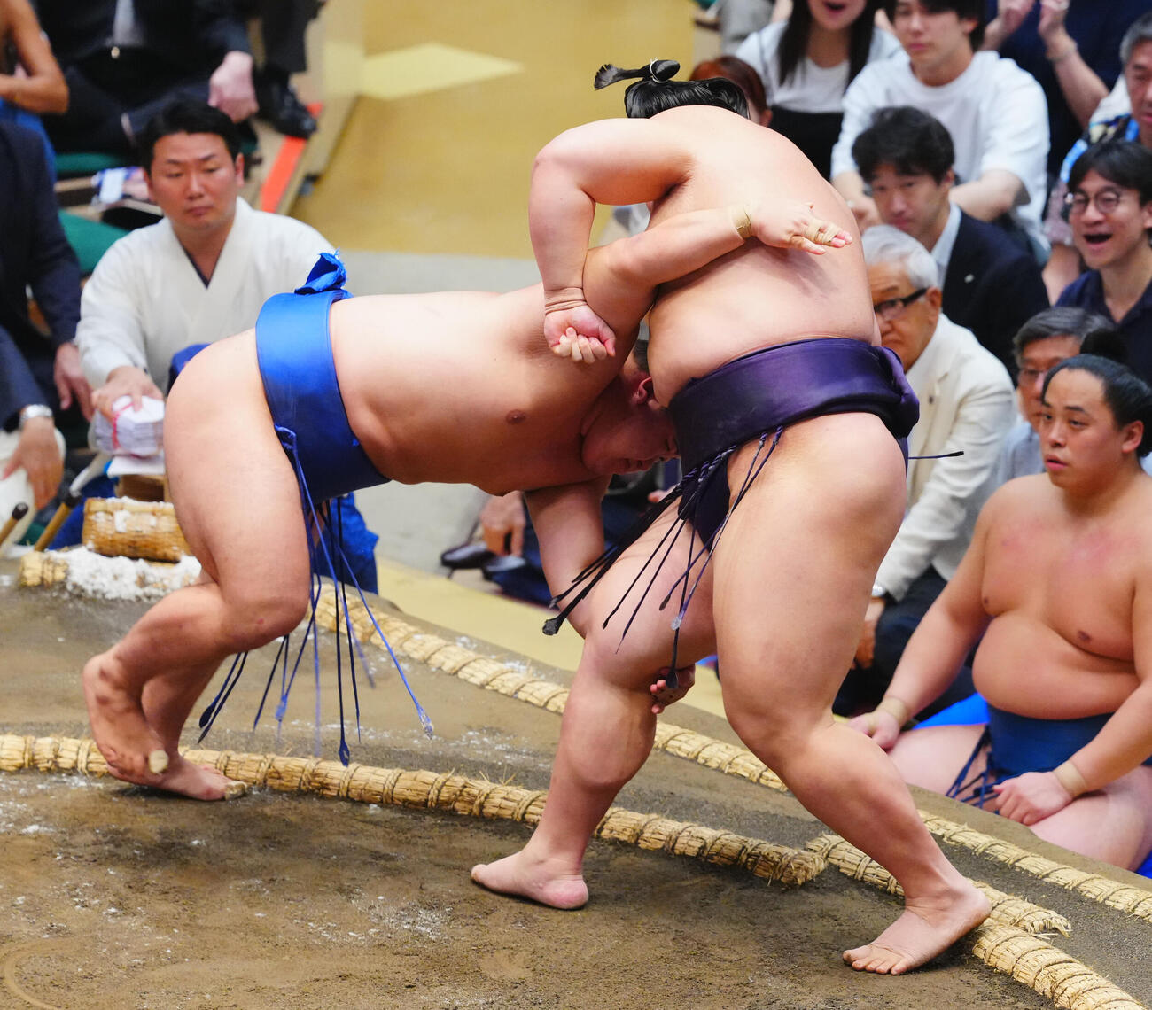 義丿富士（右）を寄り切りで破る藤丿川（撮影・垰建太）