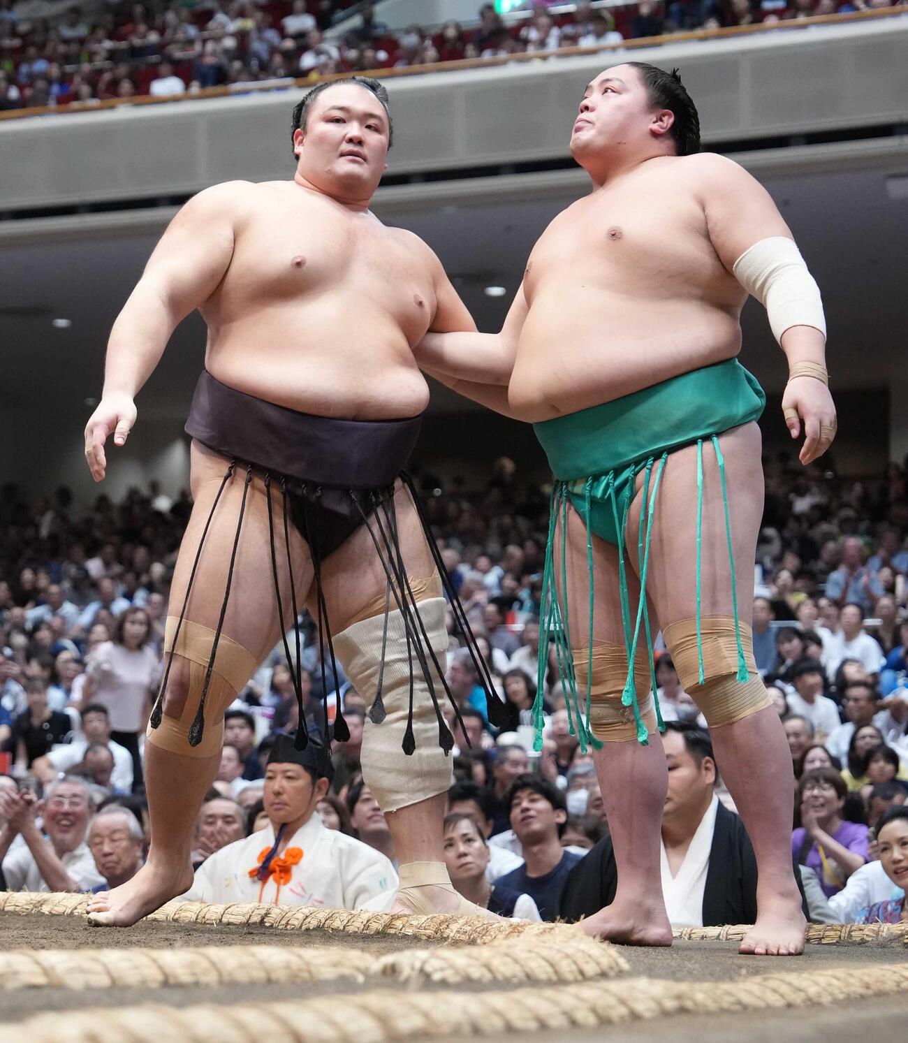朝乃山（左）は一山本を寄り切りで破る（撮影・小沢裕）