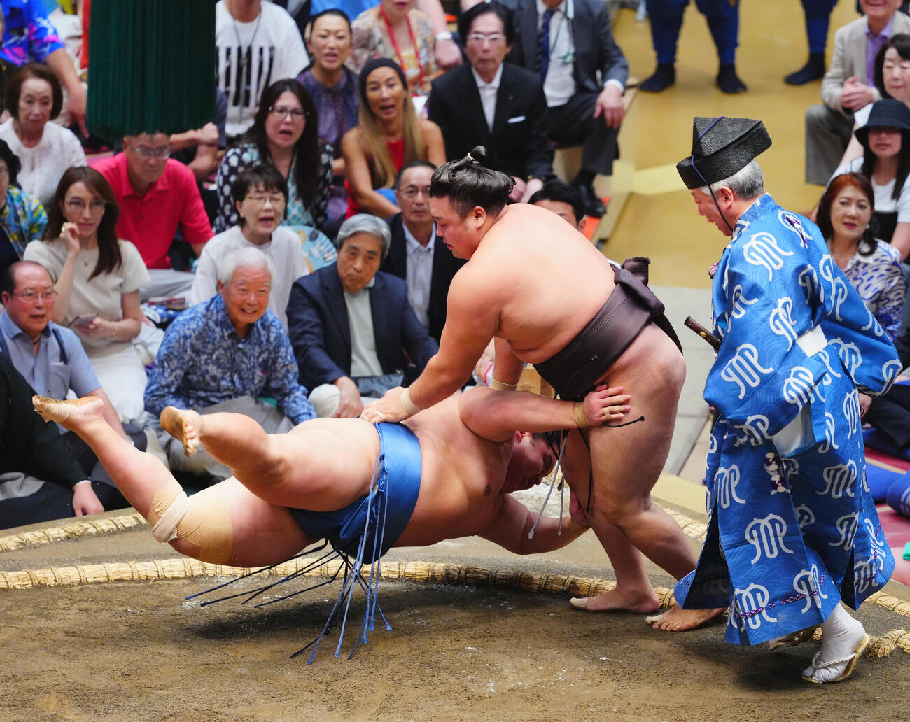 琴勝峰（左）を上手投げで破る霧島（撮影・垰建太）