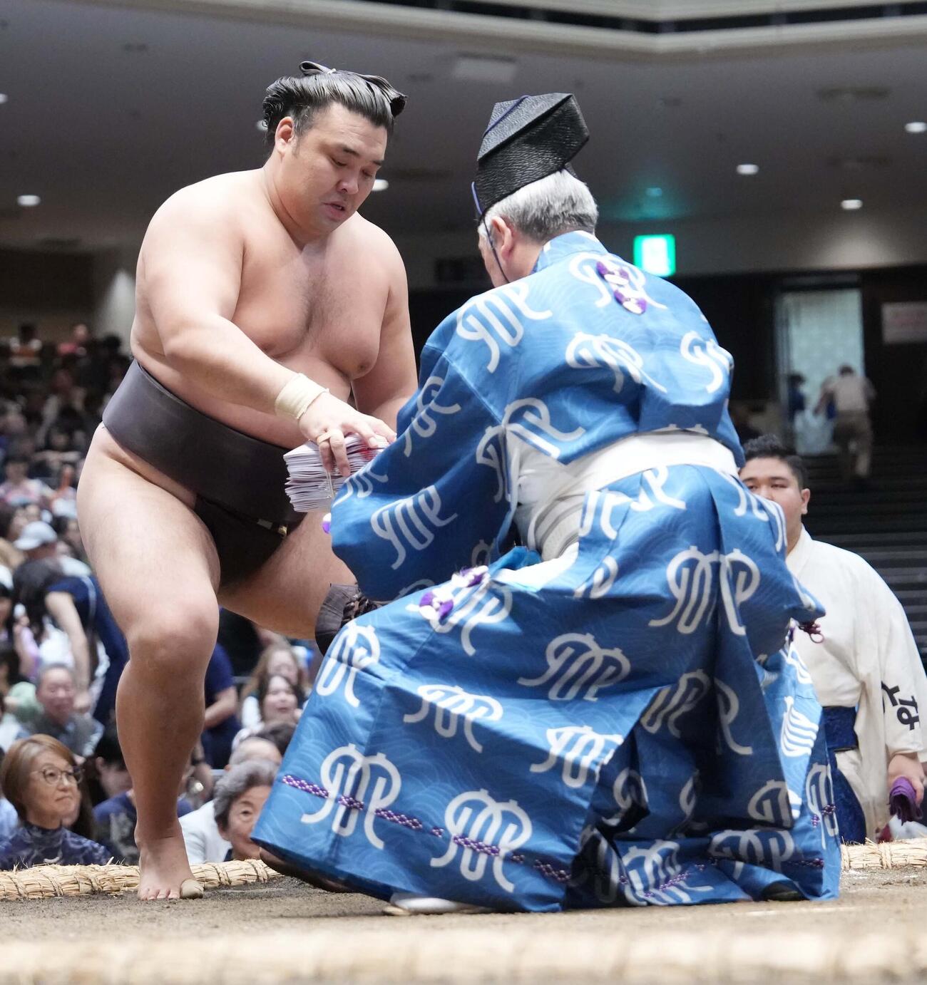懸賞を手にする霧島（撮影・小沢裕）