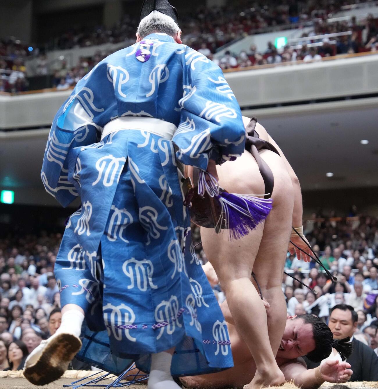 霧島は琴勝峰（下）を上手投げで下す（撮影・小沢裕）