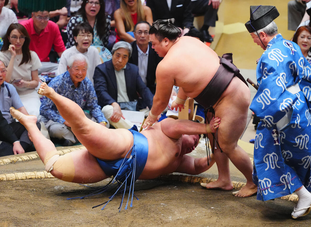 琴勝峰（左）を上手投げで破る霧島（撮影・垰建太）