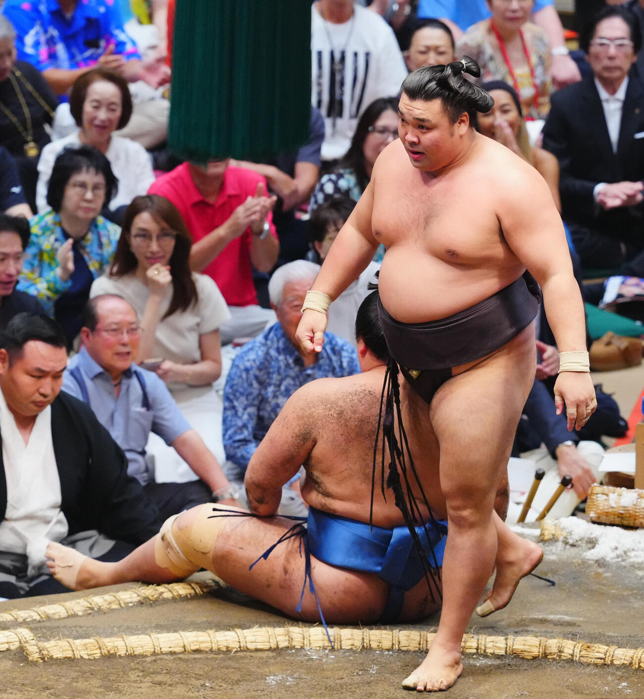 琴勝峰（左）を上手投げで破った霧島（撮影・垰建太）