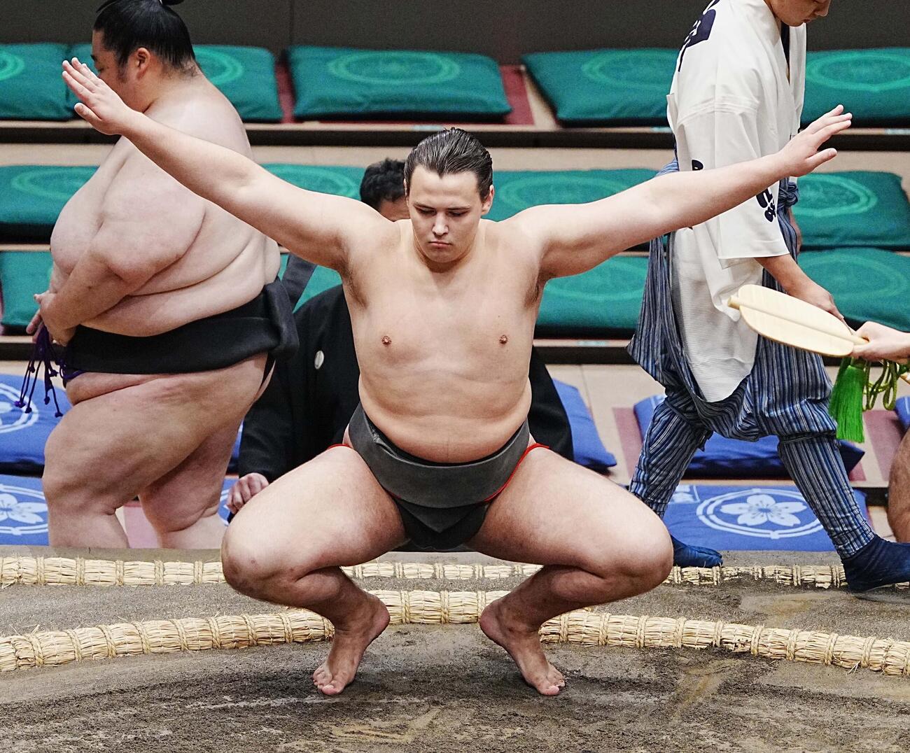塵手水（ちりちょうず）を切る栄誠（撮影・小沢裕）