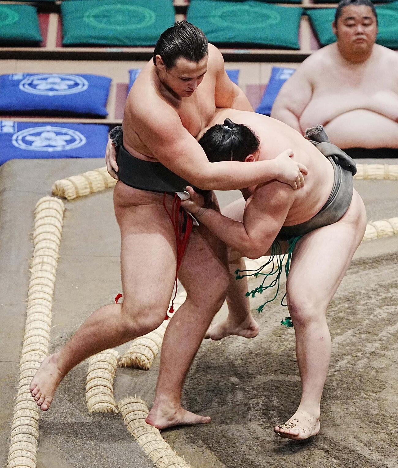 城勝雄（右）に寄り切りで敗れる栄誠（撮影・小沢裕）
