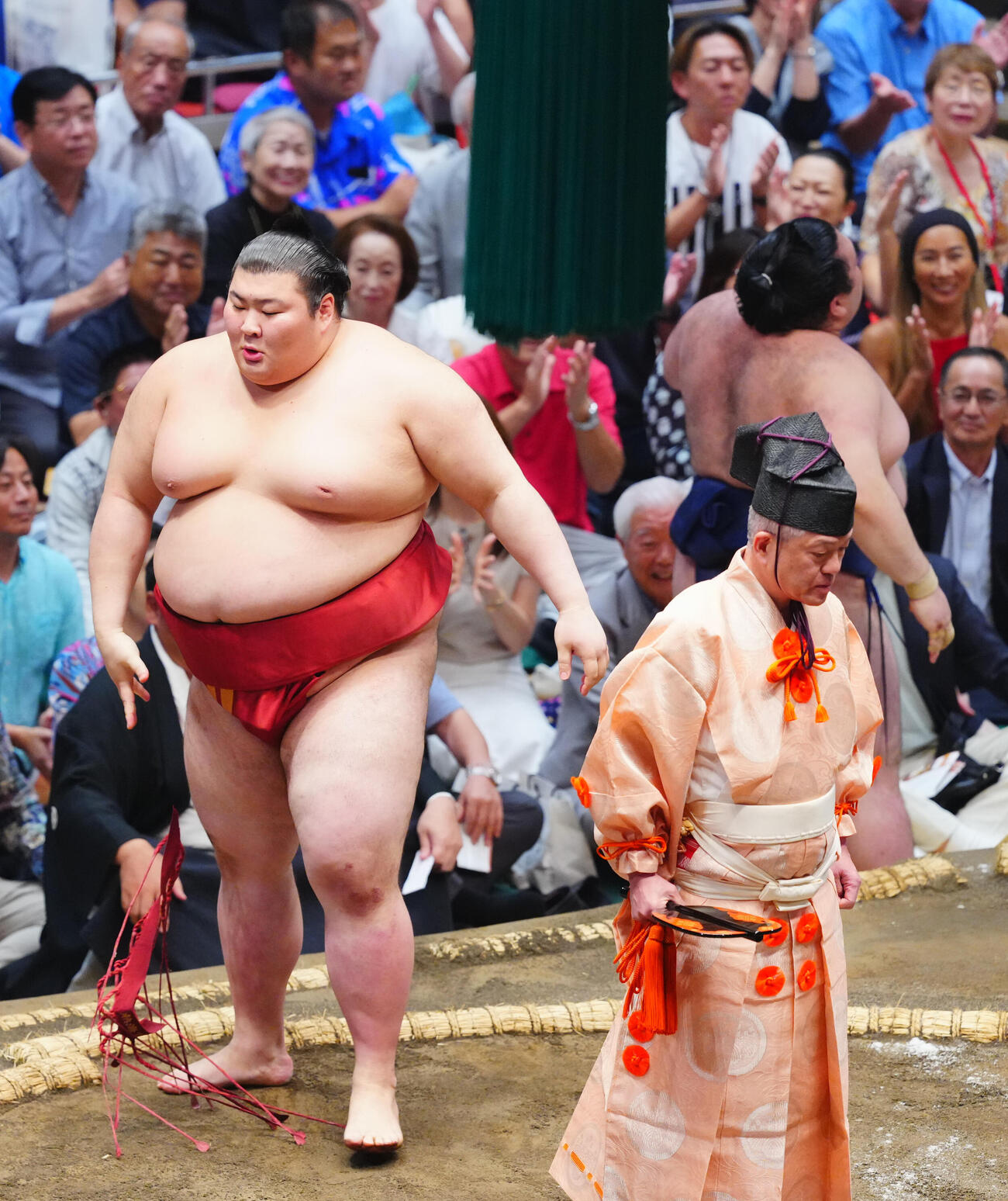 豪ノ山（右）を寄り切りで破った熱海富士（撮影・垰建太）