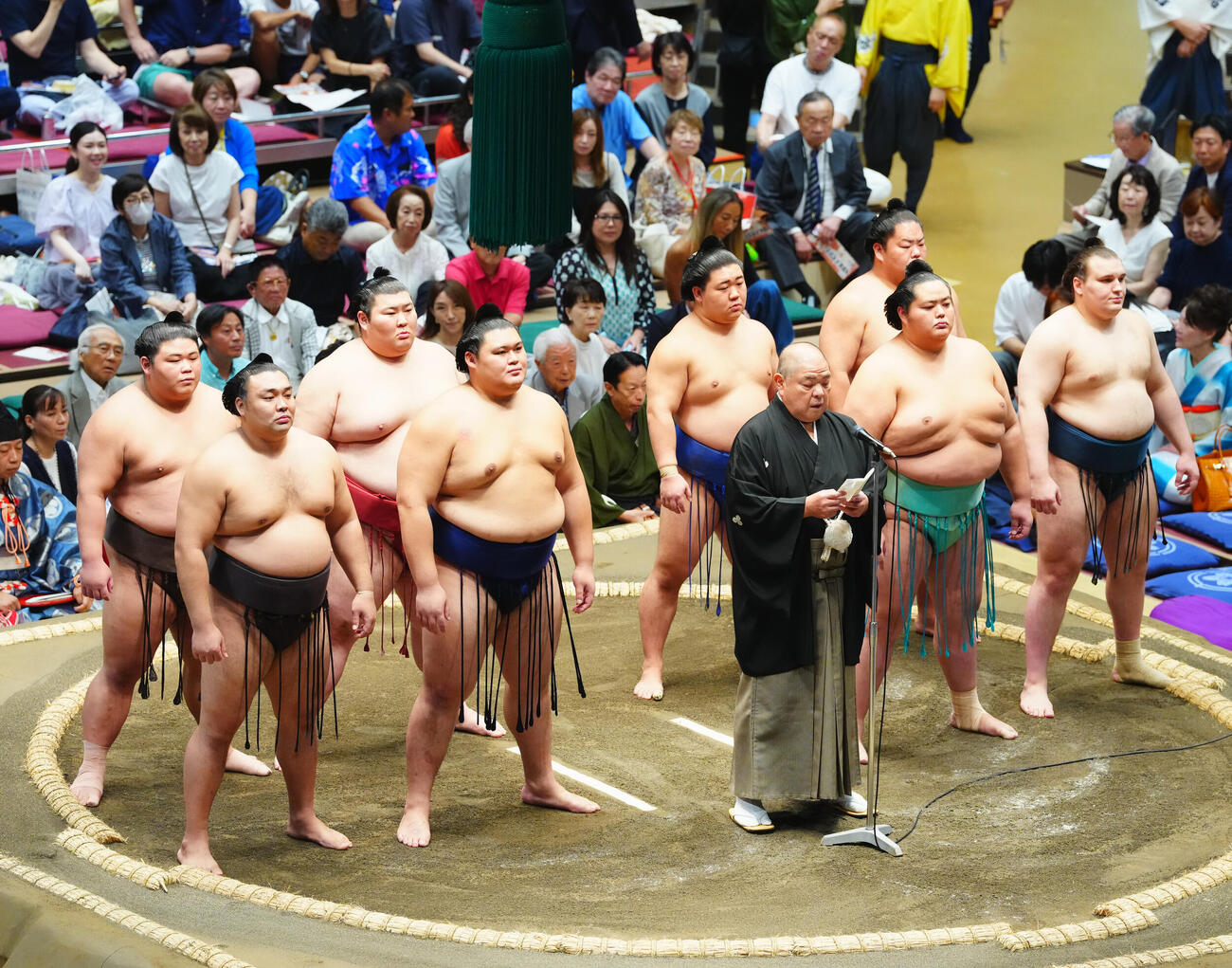 あいさつする八角理事長（中央）ら（撮影・垰建太）