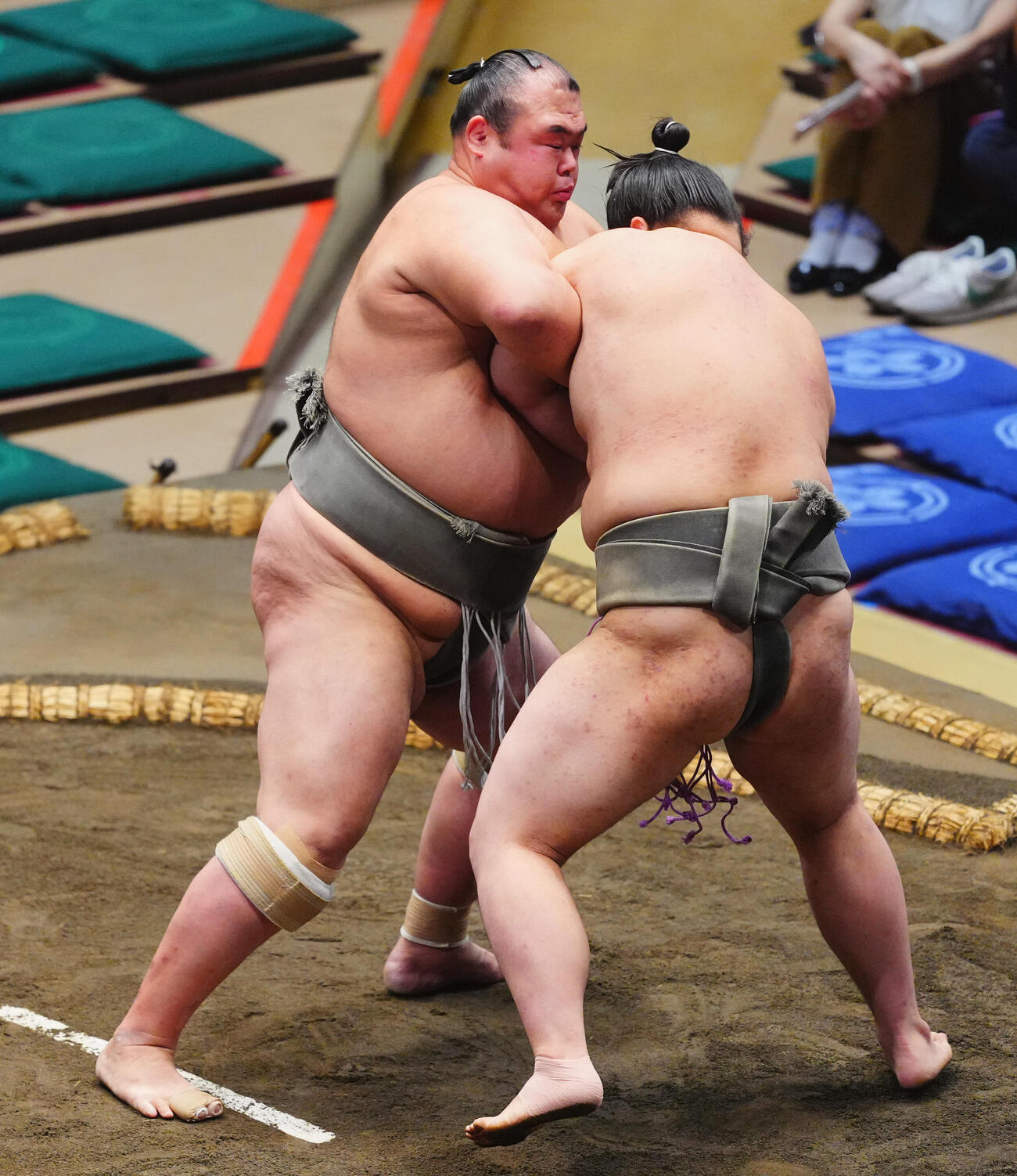 駒ノ富士（右）を攻める翔傑（撮影・垰建太）