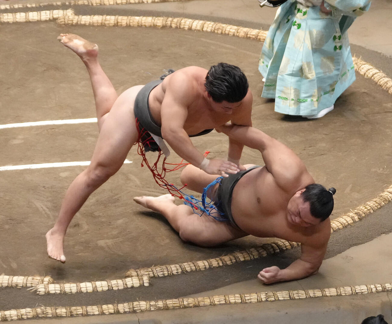 行徳（下）を寄り倒しで破る大森（撮影・足立雅史）