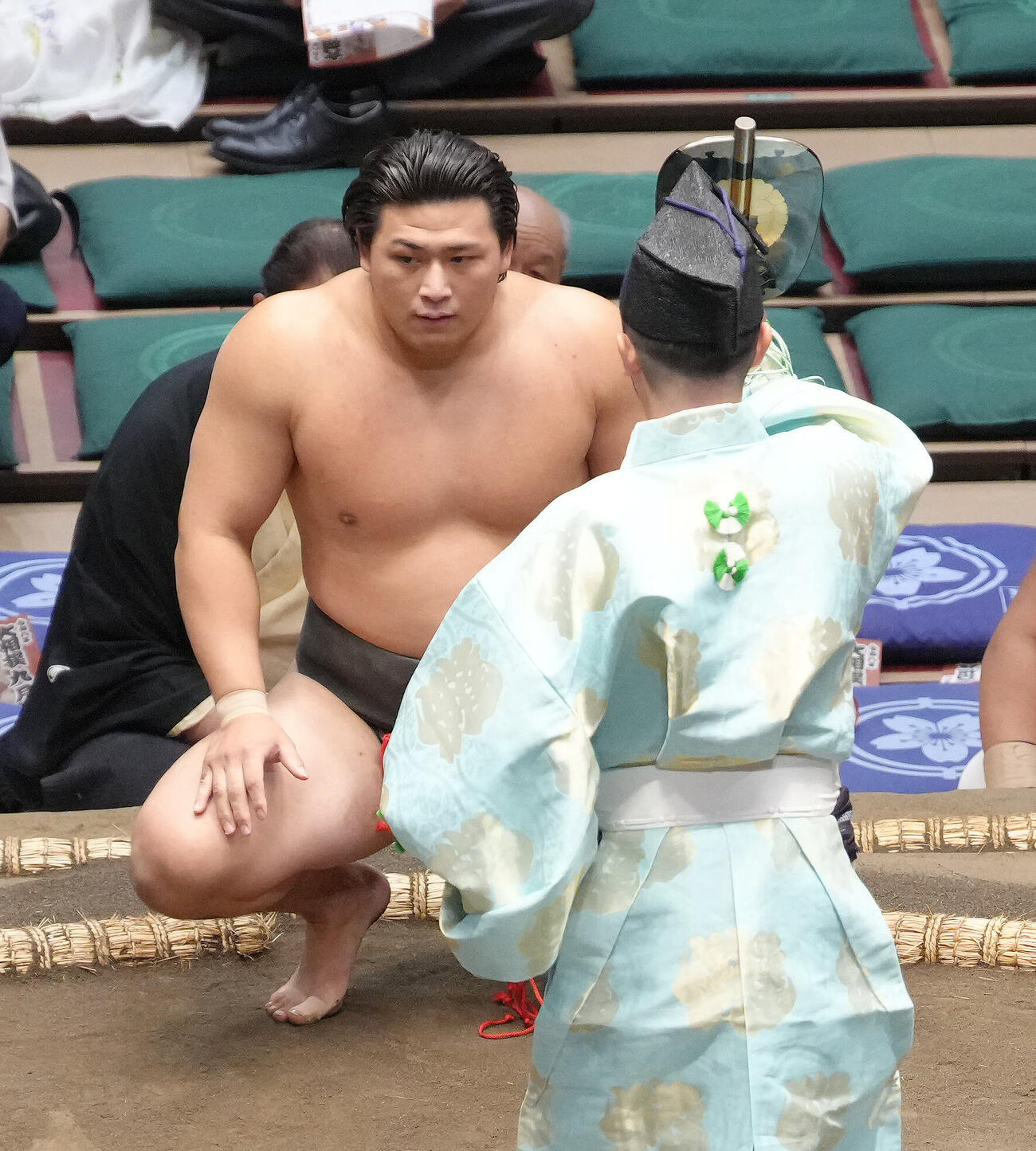 行徳を寄り倒しで破り勝ち名乗りを受ける大森（撮影・足立雅史）