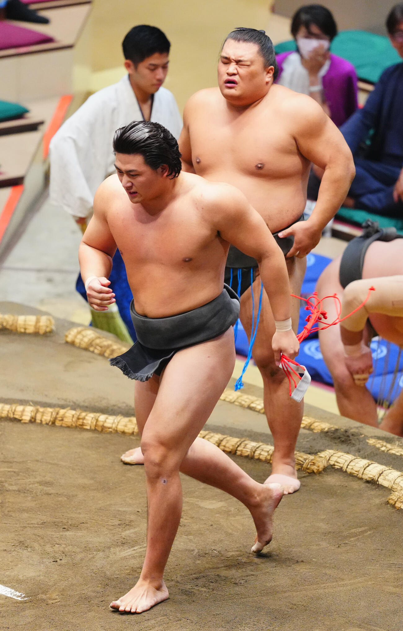寄り倒しで行徳（後方）を破った大森（撮影・垰建太）