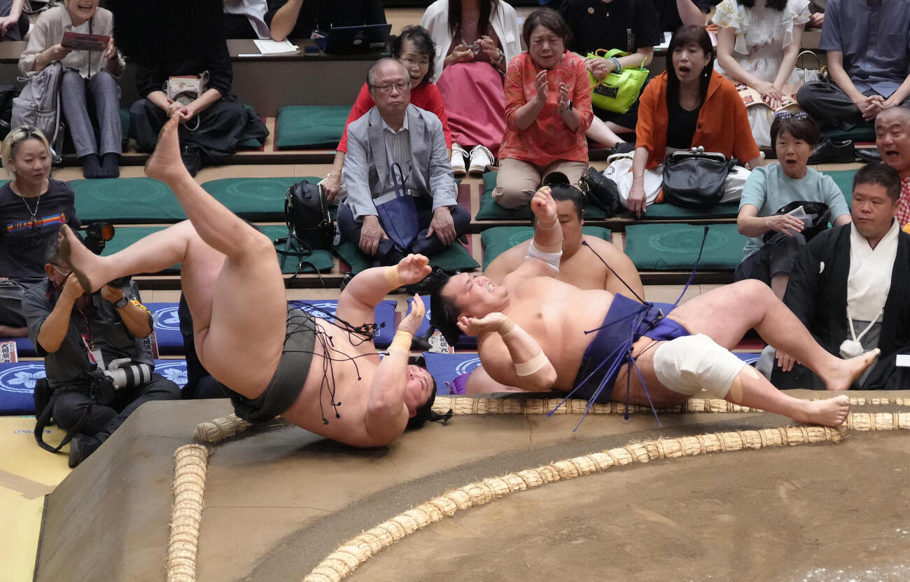 旭富士（左）を上手投げで破る栃大海（撮影・足立雅史）