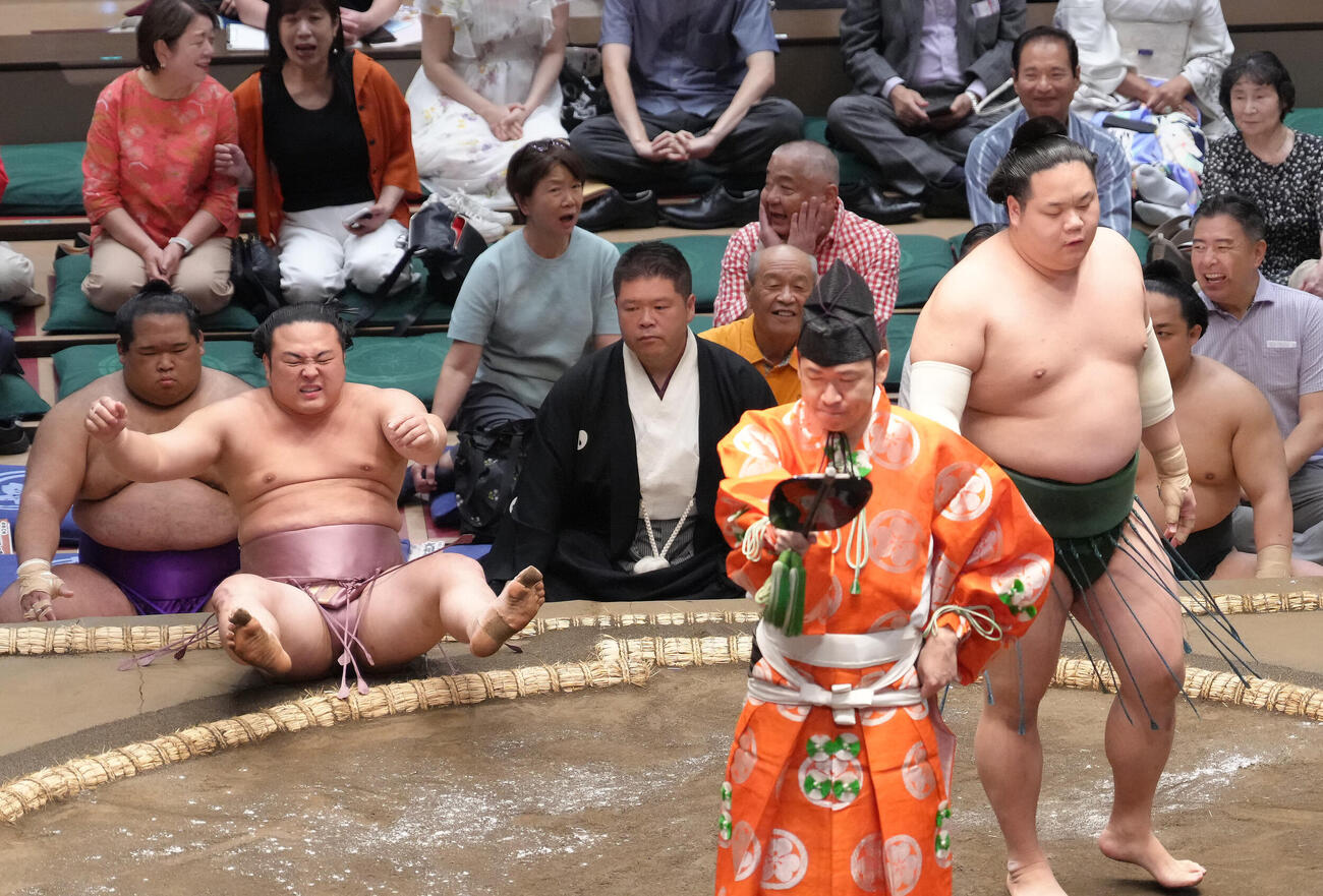 東白龍（右）にはたき込みで敗れた炎鵬（撮影・足立雅史）