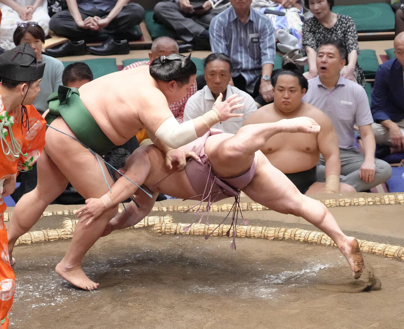東白龍（左）ははたき込みで炎鵬を破る（撮影・足立雅史）