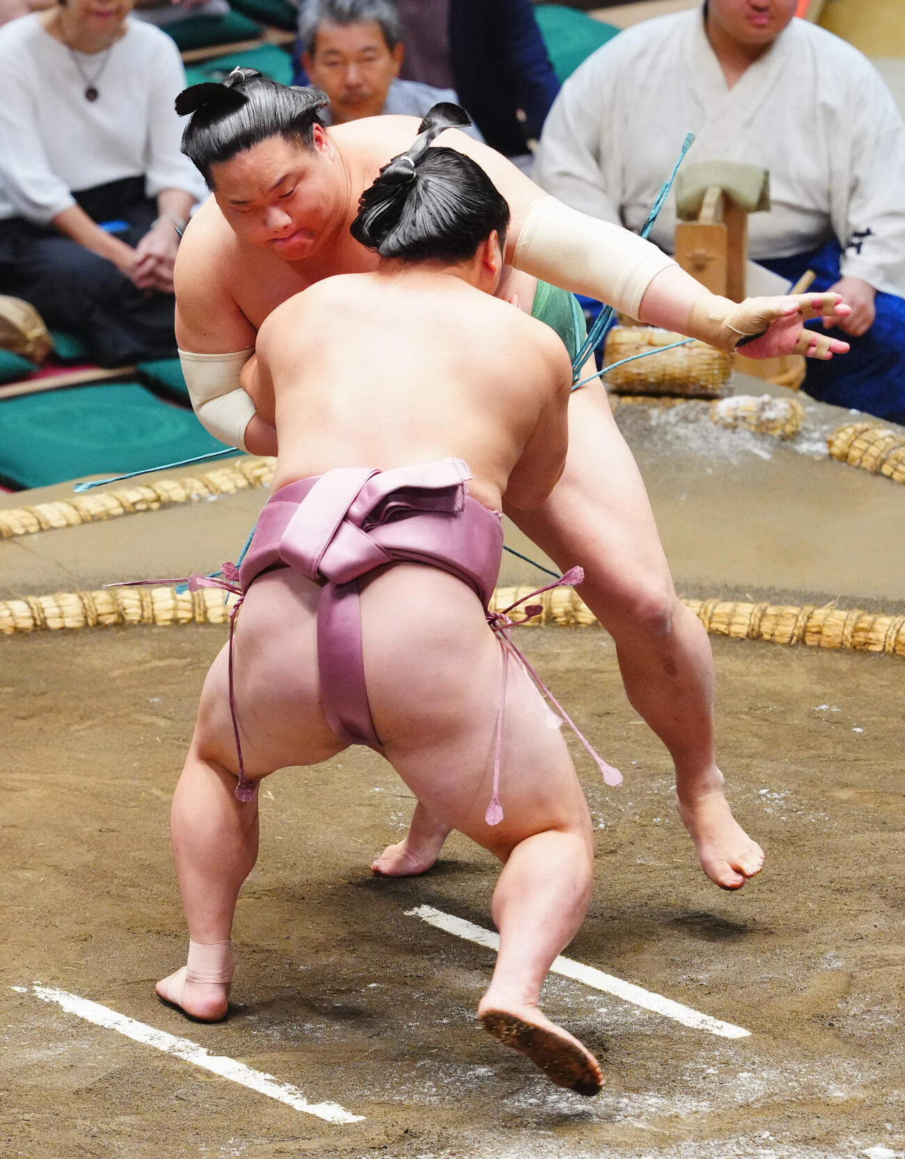 炎鵬（手前）を攻める東白龍（撮影・垰建太）
