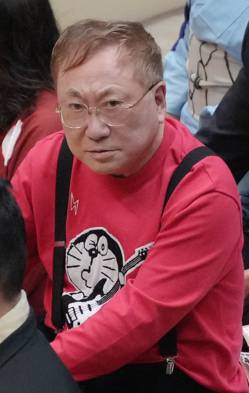 ドラえもんTシャツで観戦する高須クリニックの高須克弥院長（撮影・足立雅史）