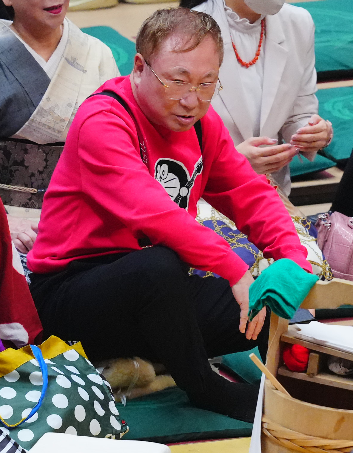 観戦する高須克弥氏（撮影・垰建太）