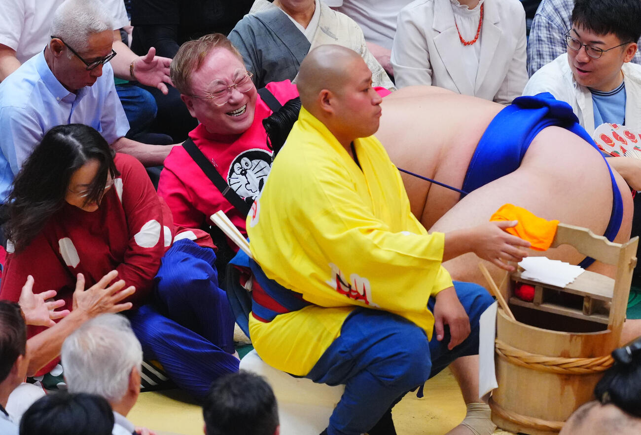 隆の勝に押し出された欧勝馬が飛んできて笑顔を見せる高須克弥氏（中央）（撮影・垰建太）