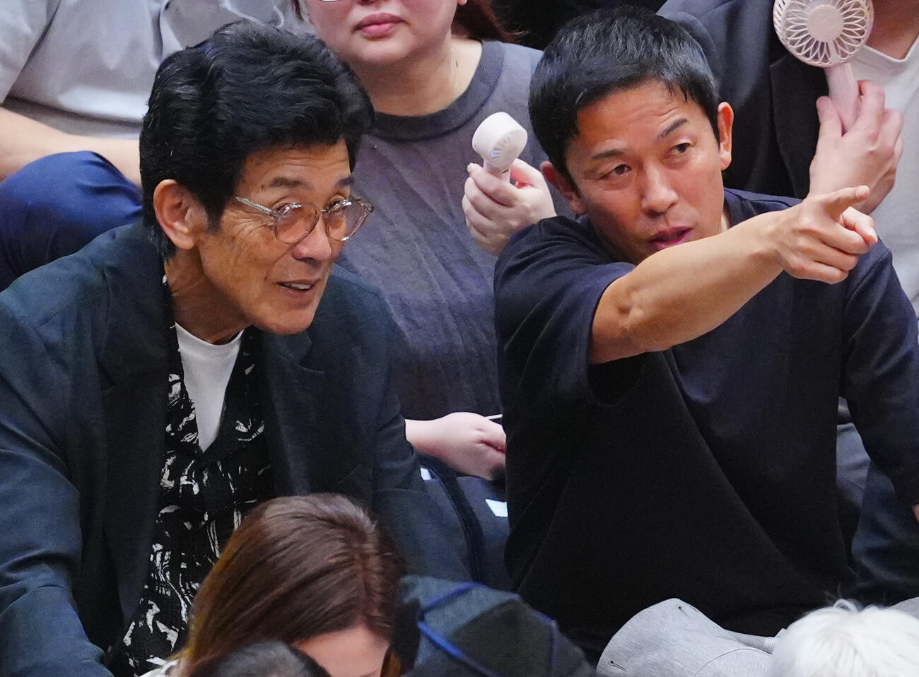 観戦する江本孟紀氏（左）と赤星憲広氏（撮影・垰建太）