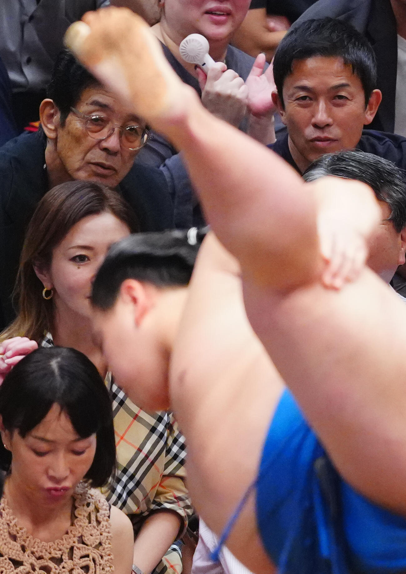 琴栄峰（手前）を見つめる江本孟紀氏（左）と赤星憲広氏（右）（撮影・垰建太）