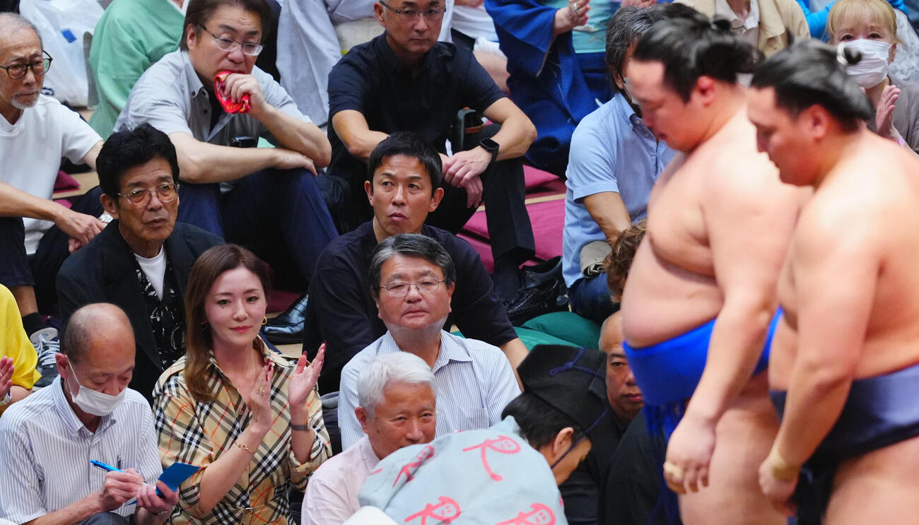 観戦する江本孟紀氏（左）と赤星憲広氏（撮影・垰建太）