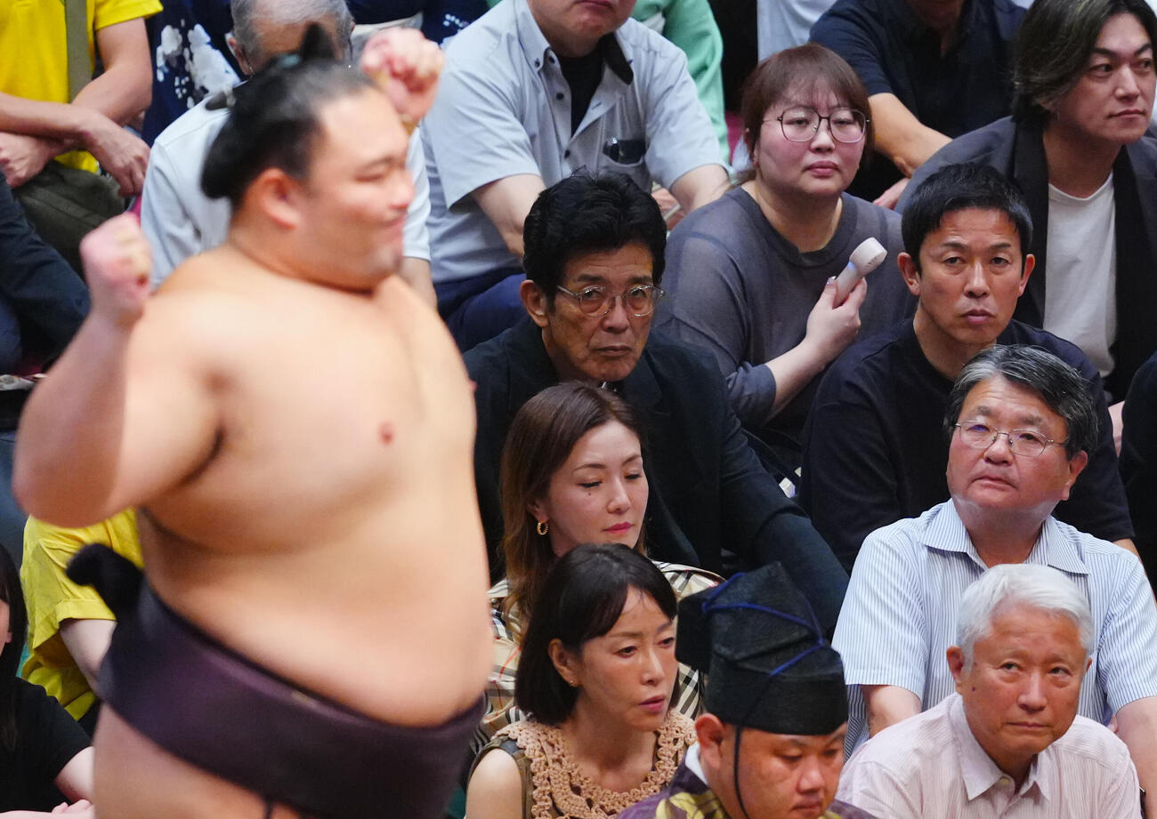 観戦する江本孟紀氏（中央）と赤星憲広氏（右）（撮影・垰建太）