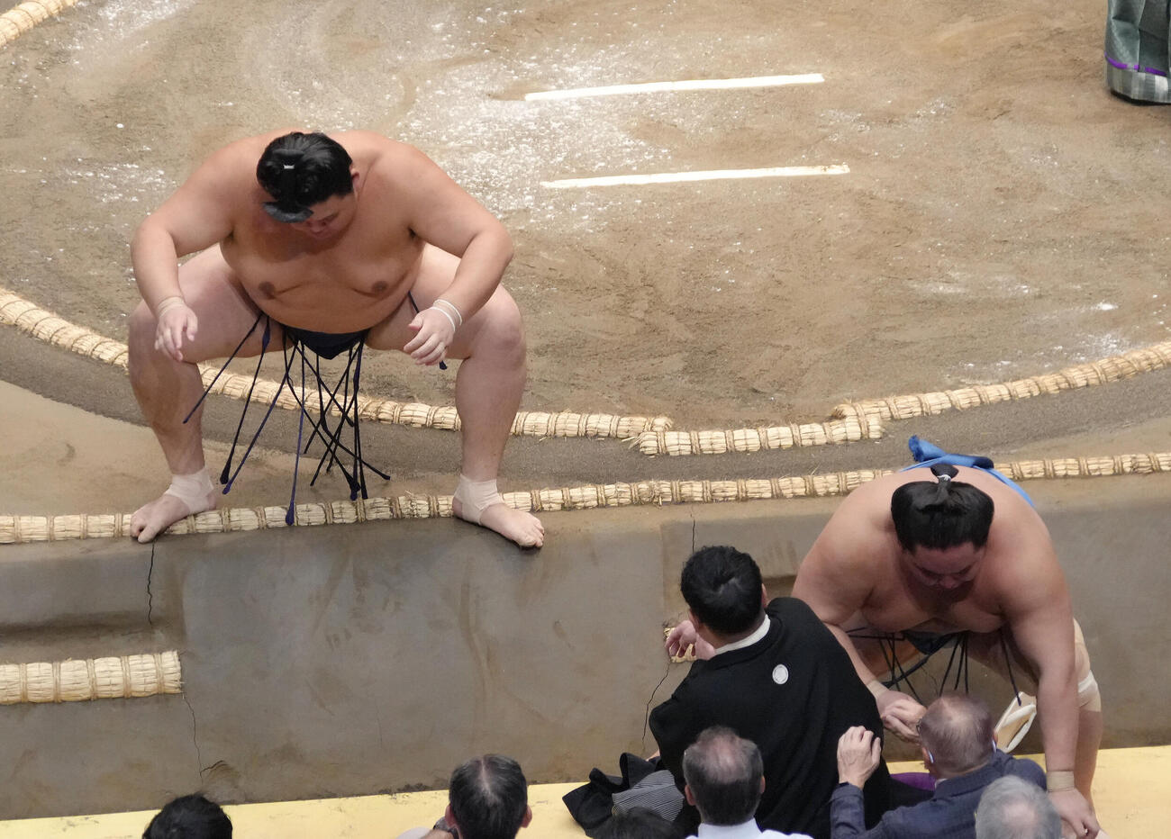 琴勝峰（右）を押し出しで下す大の里（撮影・足立雅史）