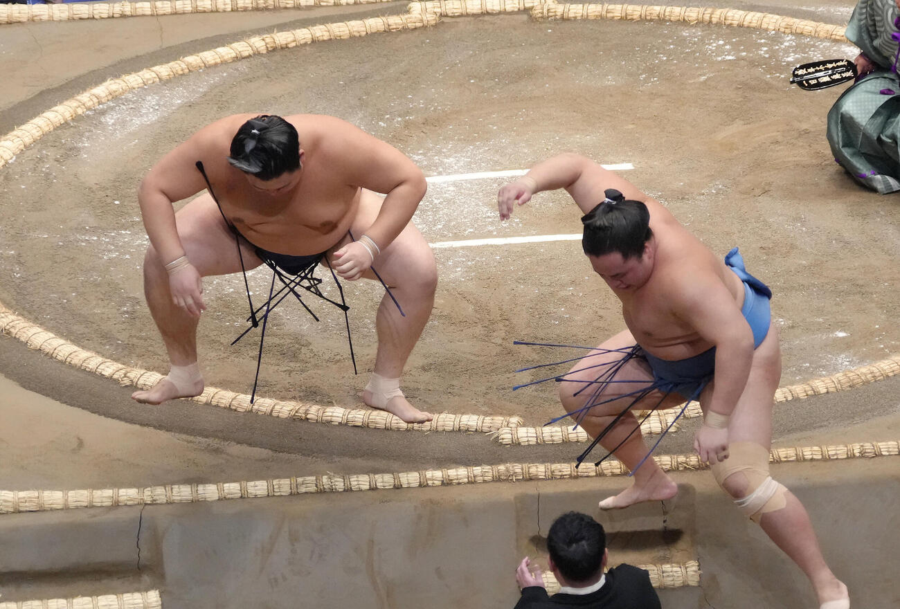琴勝峰（右）を押し出しで下す大の里（撮影・足立雅史）