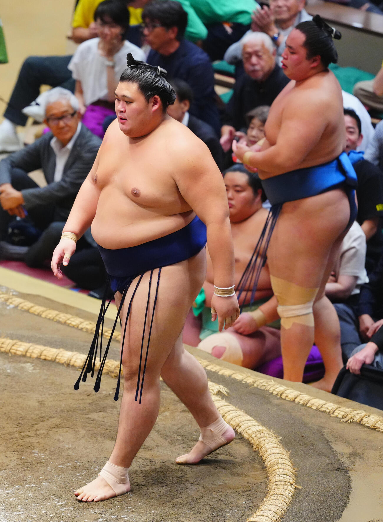 琴勝峰（右）を押し出しで下した大の里（撮影・垰建太）