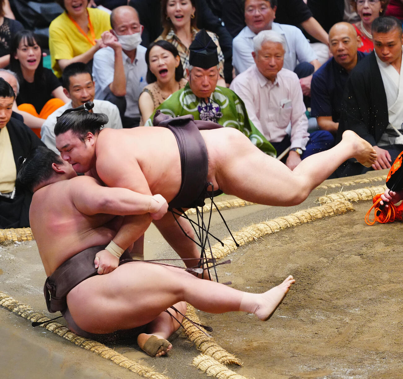 伯乃富士（左）を寄り倒しで破る霧島（撮影・垰建太）