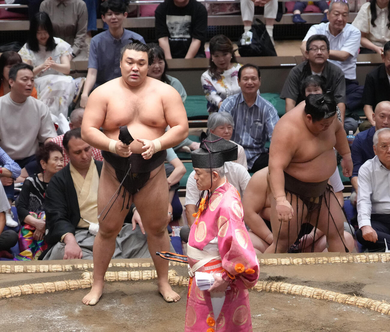 伯乃富士（右）を寄り倒しで破った霧島（撮影・足立雅史）