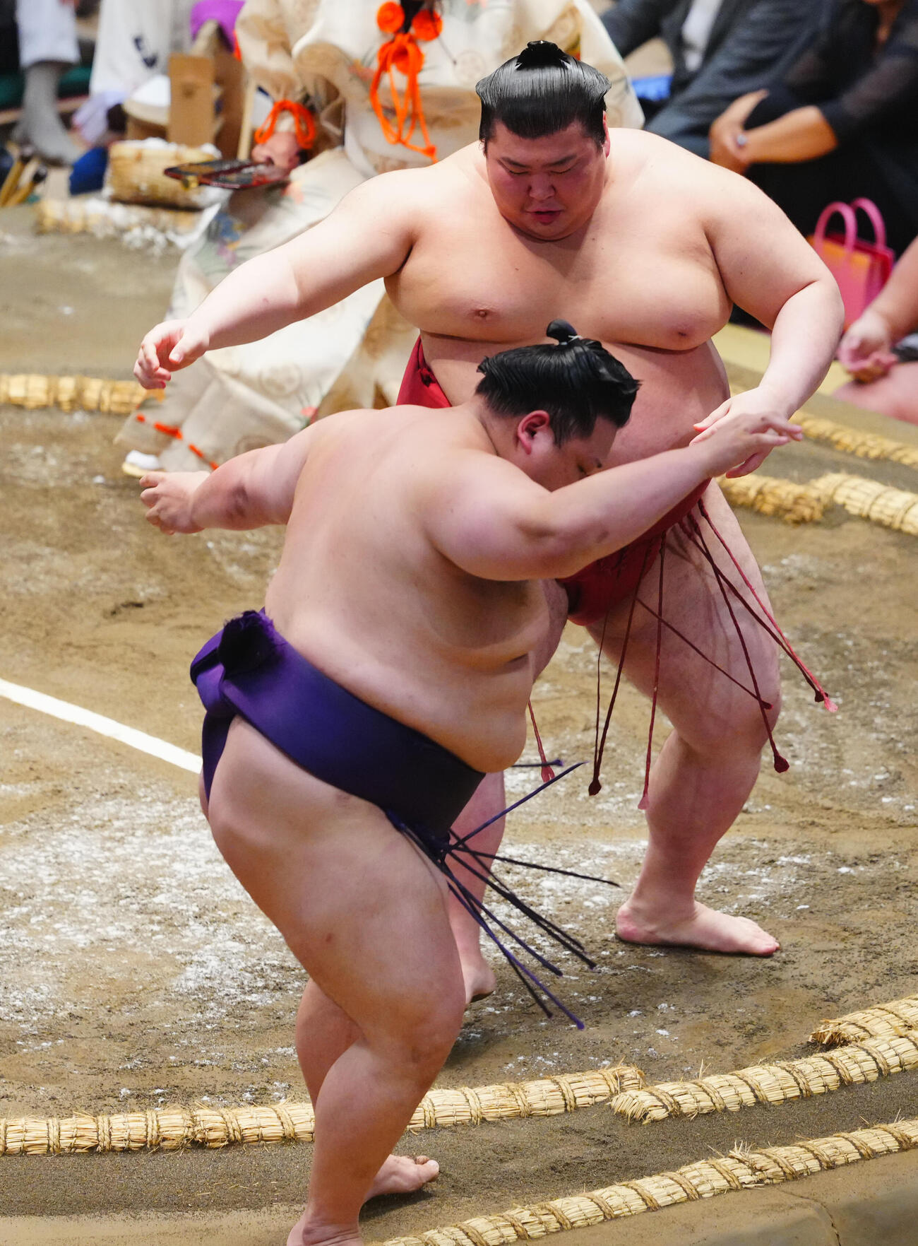 美ノ海（手前）を押し出しで破る熱海富士（撮影・垰建太）