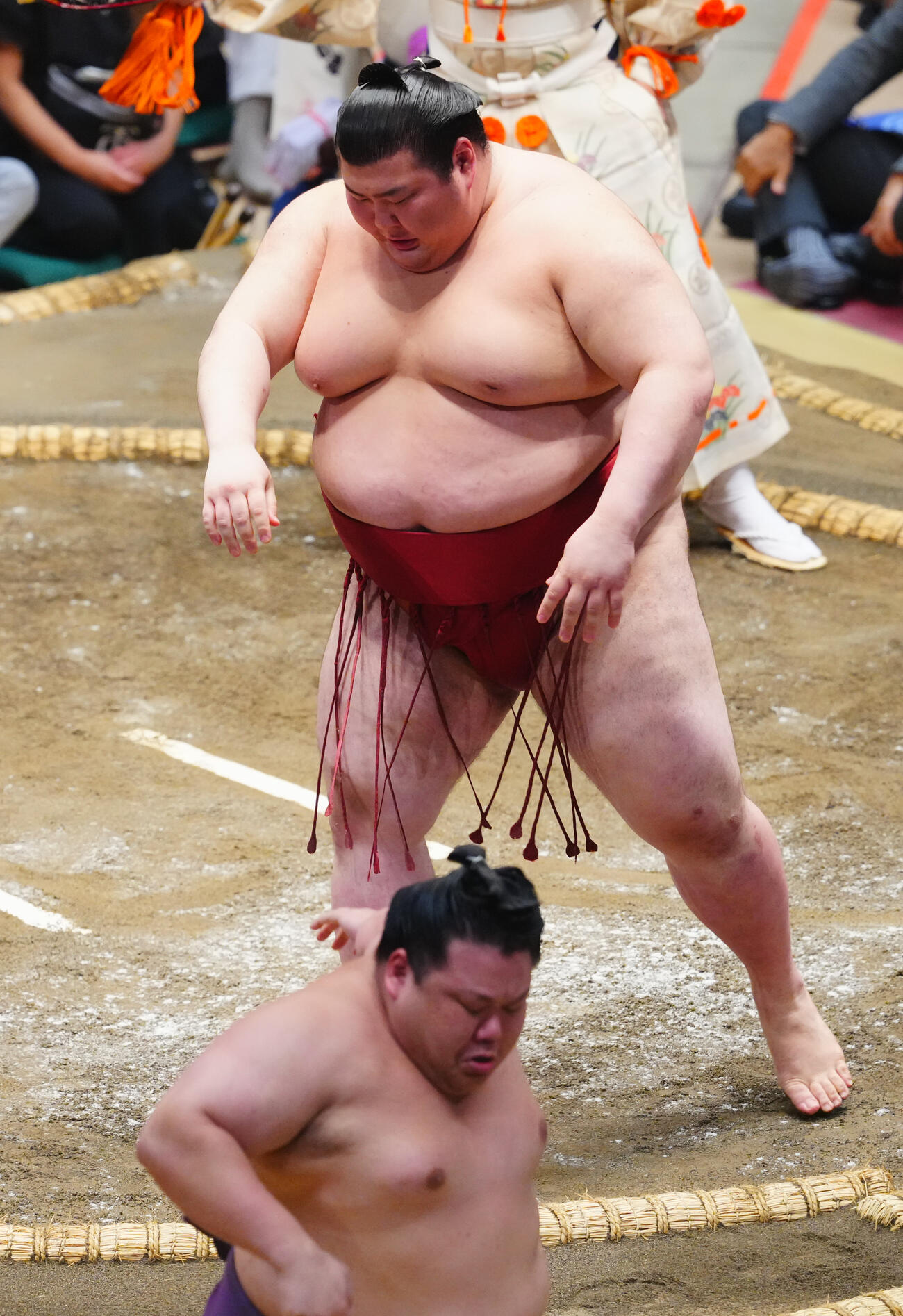 美ノ海（手前）を押し出しで破る熱海富士（撮影・垰建太）