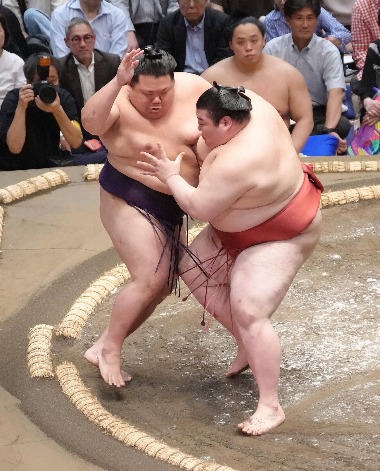 美ノ海（左）を押し出しで破る熱海富士（撮影・足立雅史）