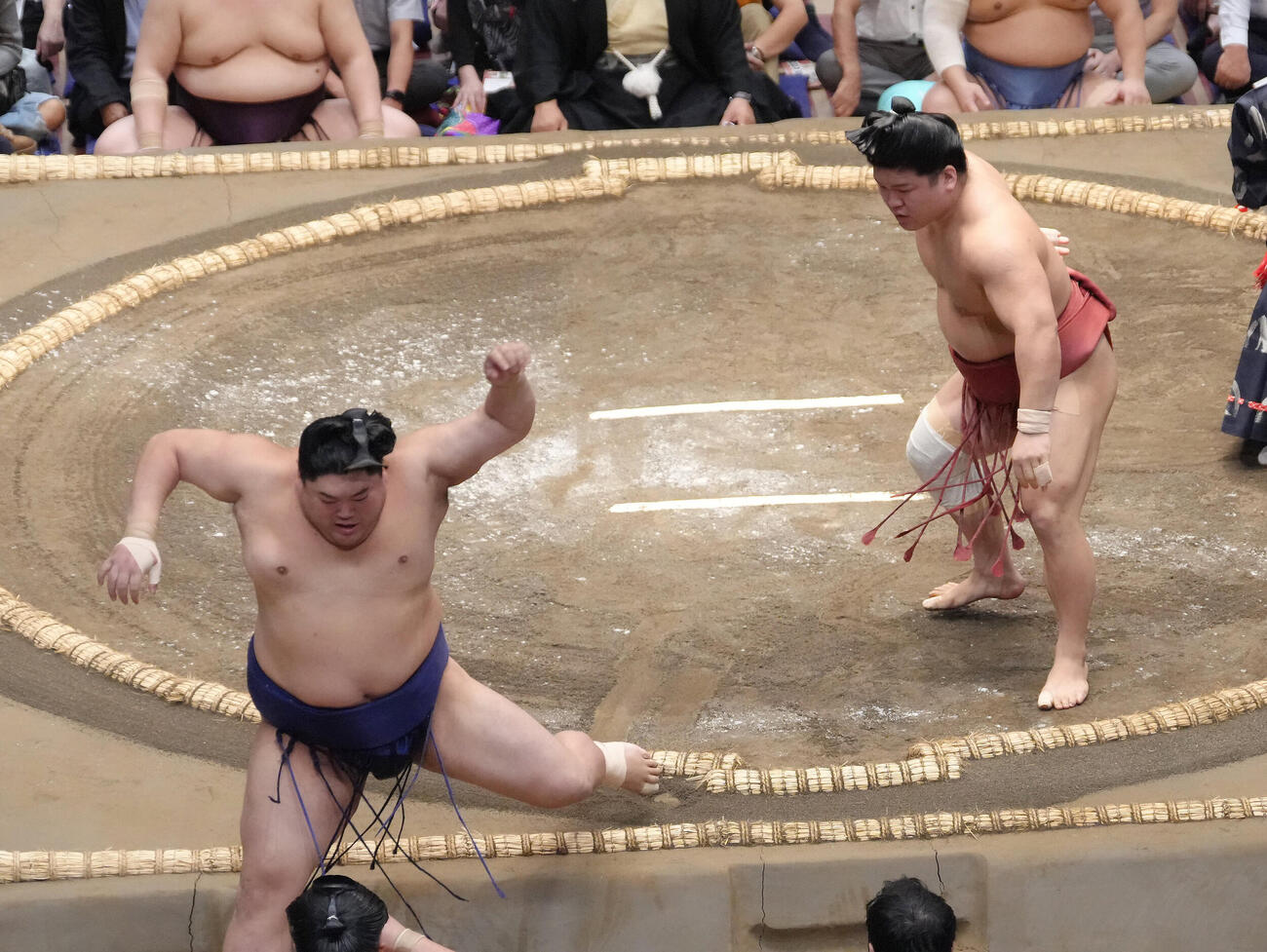 阿炎（左）を押し出しで破る朝紅龍（撮影・足立雅史）