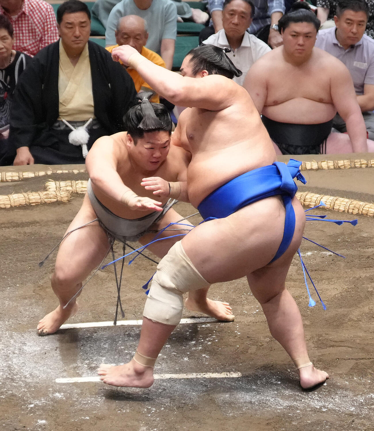 湘南乃海（右）を寄り切りで破る朝翠龍（撮影・足立雅史）