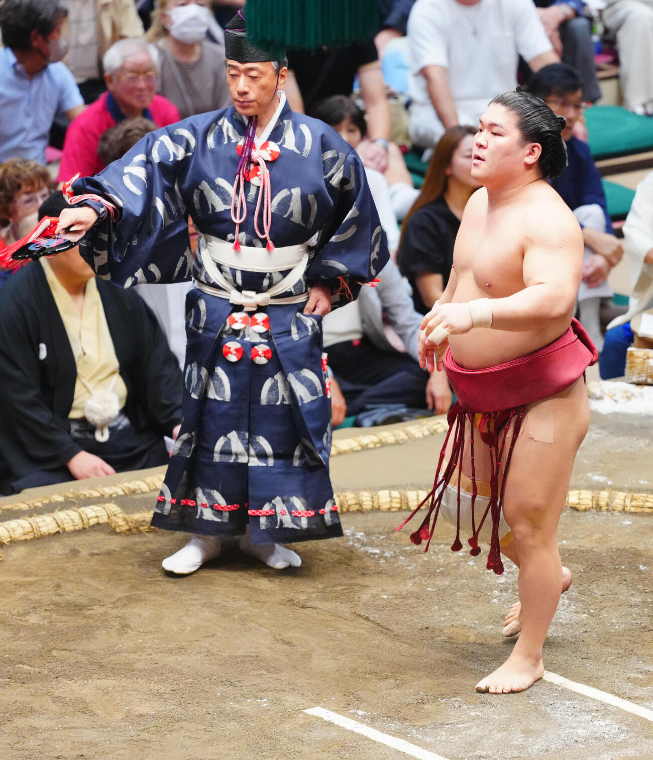 阿炎を押し出しで破った朝紅龍（撮影・垰建太）