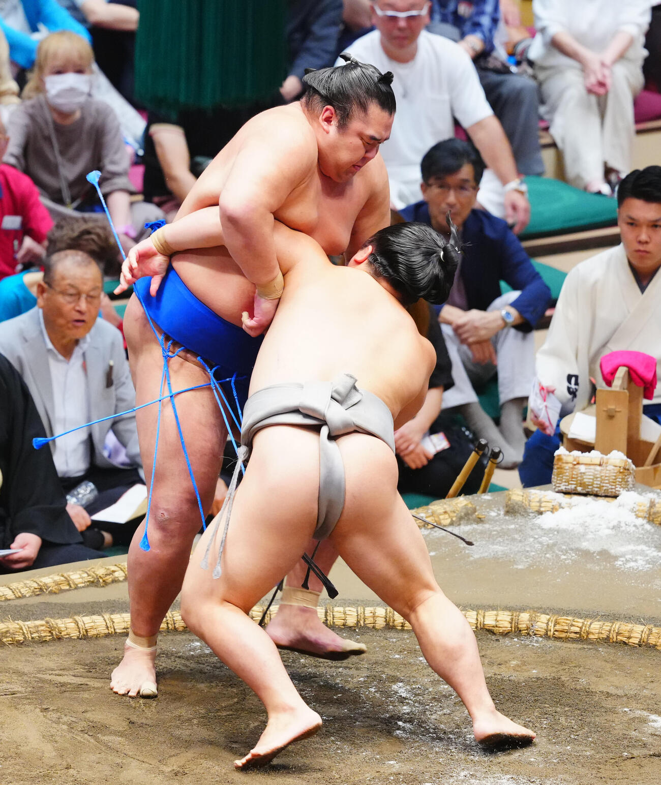 湘南乃海（左）を寄り切りで破る朝翠龍（撮影・垰建太）