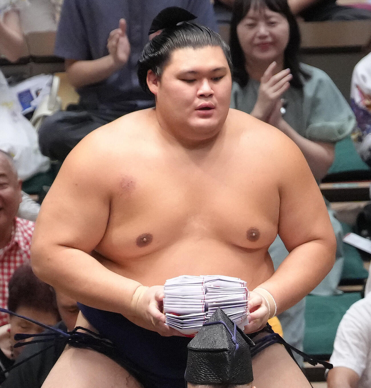 琴勝峰を押し出しで下し懸賞を手にする大の里（撮影・足立雅史）