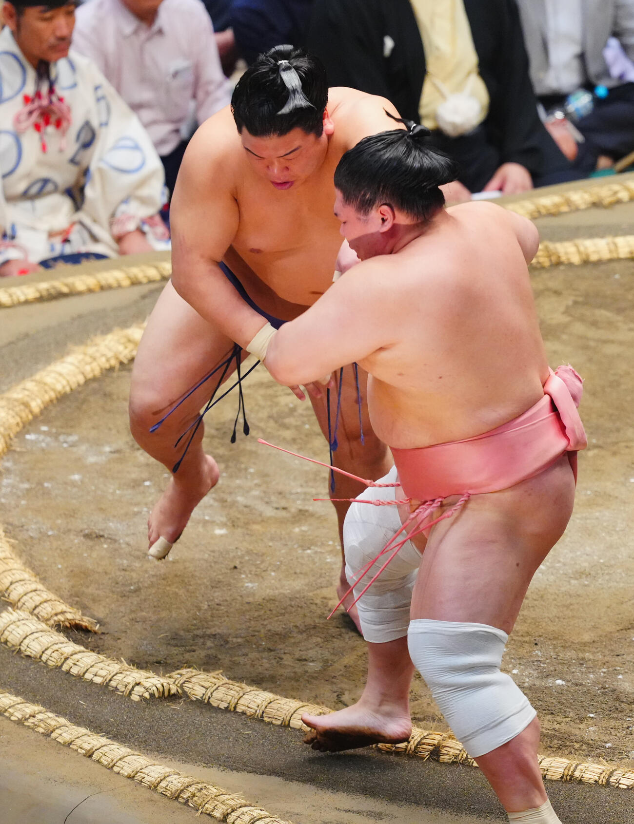 平戸海（左）は宇良を押し出しで破る（撮影・垰建太）